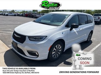 Used 2024 Chrysler Pacifica Select image 1