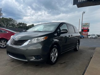 Used 2014 Toyota Sienna LE image 1