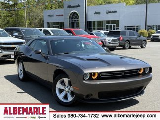 Used 2023 Dodge Challenger SXT image 1
