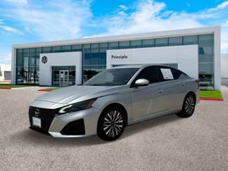 Used 2023 Nissan Altima 2.5 SV w/ SV Premium Package image 1