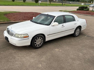 Used 2011 Lincoln Town Car Signature Limited image 1