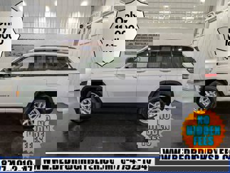 Used 2023 Jeep Grand Cherokee Laredo image 1