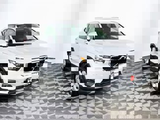 Used 2022 Volvo XC40 T5 Momentum image 1