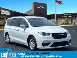 Used 2022 Chrysler Pacifica Touring-L image 1