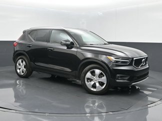 Used 2022 Volvo XC40 T5 Momentum image 1
