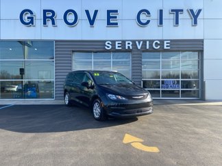 Used 2022 Chrysler Voyager LX image 1