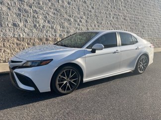 Used 2022 Toyota Camry SE image 1
