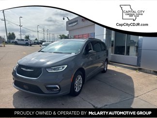 Used 2022 Chrysler Pacifica Touring-L image 1