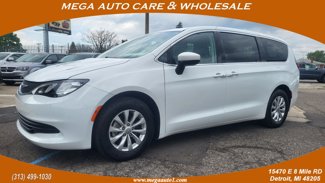 Used 2017 Chrysler Pacifica Touring image 1