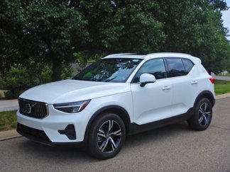Used 2025 Volvo XC40 B5 Core image 1