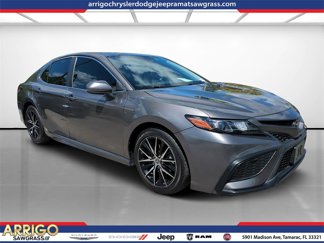Used 2021 Toyota Camry SE image 1