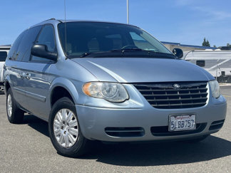 Used 2005 Chrysler Town & Country LX image 1