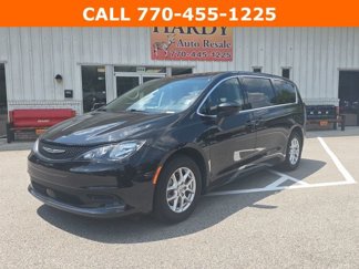 Used 2022 Chrysler Voyager LX image 1