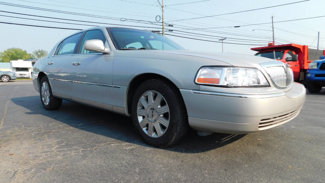 Used 2005 Lincoln Town Car Signature Limited image 1