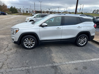 Used 2022 GMC Terrain SLT image 1