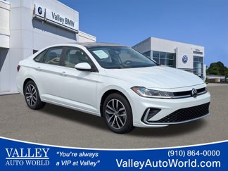 Used 2025 Volkswagen Jetta SE image 1