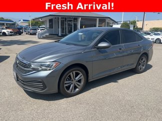 Used 2022 Volkswagen Jetta SE image 1
