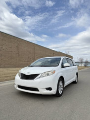 Used 2014 Toyota Sienna LE image 1