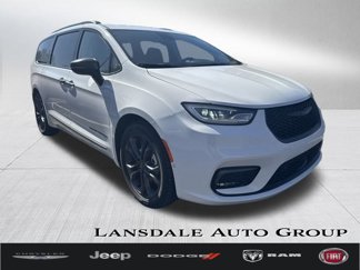 Certified 2023 Chrysler Pacifica Touring-L w/ Uconnect Theater Family Group image 1