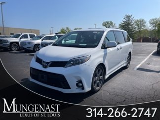 Used 2018 Toyota Sienna SE image 1