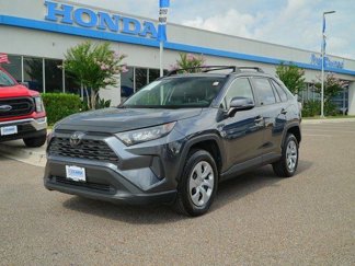 Used 2019 Toyota RAV4 LE image 1