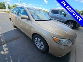 Used 2010 Toyota Camry LE image 1
