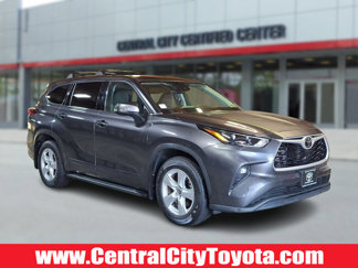 Used 2022 Toyota Highlander LE image 1