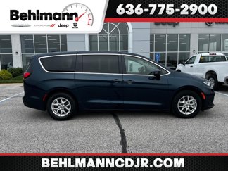 Used 2023 Chrysler Pacifica Touring-L image 1