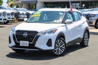 Used 2023 Nissan Kicks SV image 1