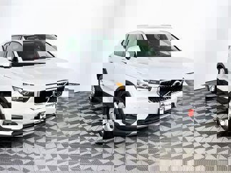 Used 2022 Volvo XC40 T5 Momentum image 1