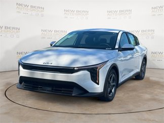 New 2025 Kia K4 LXS image 1