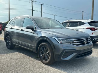 Used 2023 Volkswagen Tiguan SE w/ Panoramic Sunroof Package image 1