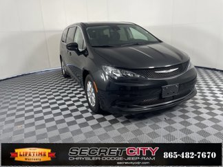 Used 2022 Chrysler Voyager LX image 1