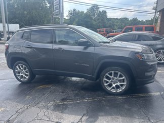 Used 2022 Jeep Compass Latitude image 1