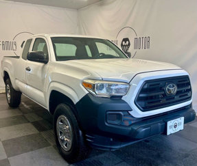 Used 2018 Toyota Tacoma SR image 1