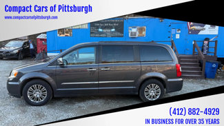 Used 2015 Chrysler Town & Country Touring-L w/ Driver Convenience Group image 1