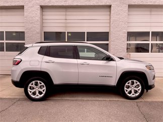 Used 2024 Jeep Compass Latitude image 1