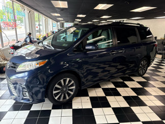 Used 2018 Toyota Sienna XLE image 1