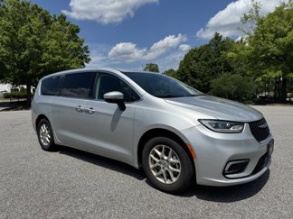 Used 2023 Chrysler Pacifica Touring-L image 1