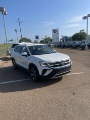 Used 2022 Volkswagen Taos SEL image 1
