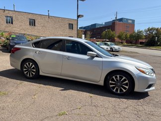 Used 2017 Nissan Altima 2.5 SV image 1