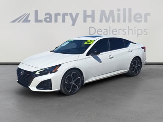 Used 2023 Nissan Altima 2.5 SR w/ SR Premium Package image 1
