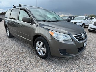 Used 2010 Volkswagen Routan SE image 1
