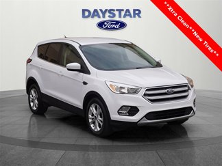 Used 2017 Ford Escape SE w/ SE Cold Weather Package image 1