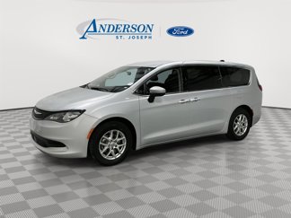 Used 2022 Chrysler Voyager LX image 1
