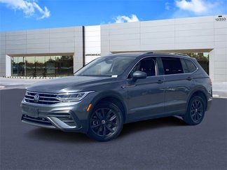 Used 2024 Volkswagen Tiguan SE image 1