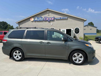 Used 2013 Toyota Sienna LE image 1
