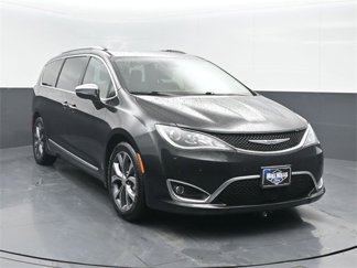 Used 2017 Chrysler Pacifica Limited image 1