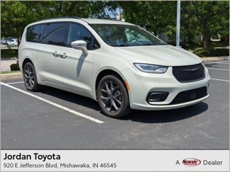 Used 2021 Chrysler Pacifica Touring-L w/ Uconnect Theater Family Group image 1