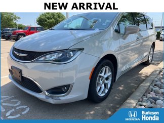 Used 2017 Chrysler Pacifica Touring-L w/ Tire & Wheel Group image 1